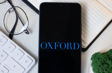 New York, ABD - 11 Haziran 2024: Oxford Endüstri Logosu Telefon Ekranında, Şirket Simgesi.