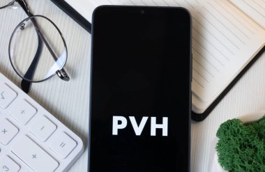 New York, ABD - 11 Haziran 2024: Telefon Ekranında PVH Logosu, Şirket Simgesi.