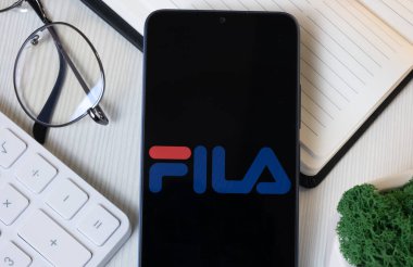 New York, ABD - 11 Haziran 2024: Fila Logosu Telefon Ekranında, Şirket Simgesi.