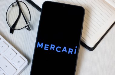 New York, ABD - 21 Haziran 2024: Telefon Ekranında Mercari Logosu, Şirket Simgesi.