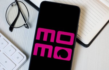 New York, ABD - 21 Haziran 2024: Momo.com Logosu Telefon Ekranı, Şirket Simgesi.