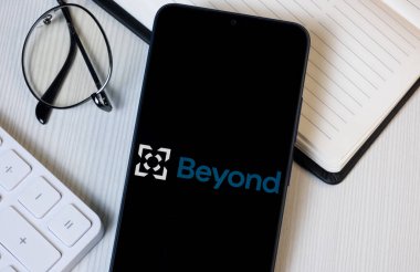 New York, ABD - 21 Haziran 2024: Telefon Ekranında Logonun Ötesinde, Şirket Simgesi.