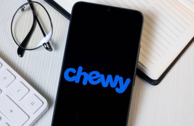 New York, ABD - 21 Haziran 2024: Telefon Ekranında Chewy Logosu, Şirket Simgesi.