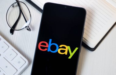 New York, ABD - 21 Haziran 2024: Ebay Logosu Telefon Ekranında, Şirket Simgesi.