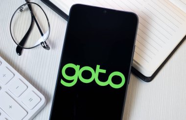 New York, ABD - 21 Haziran 2024: Telefon Ekranında Logo, Gojek Tokopedia Şirketi Simgesi Git.