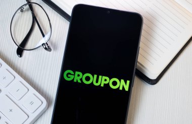 New York, ABD - 21 Haziran 2024: Groupon Logosu Telefon Ekranında, Şirket Simgesi.