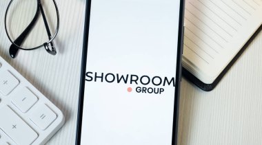 New York, ABD - 21 Haziran 2024: SRP Groupe Logosu Telefon Ekranı, Showroom Company Simgesi.