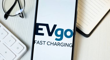 New York, ABD - 21 Haziran 2024: EVgo Telefon Ekranı, Şirket Simgesi.