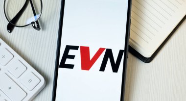 New York, ABD - 21 Haziran 2024: EVN Grup Logosu Telefon Ekranı, Şirket Simgesi.