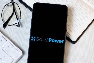 New York, ABD - 21 Haziran 2024: Telefon Ekranında Solid Power Logosu, Şirket Simgesi.