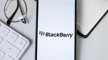 New York, ABD - 21 Haziran 2024: Telefon Ekranında BlackBerry Logosu, Şirket Simgesi.