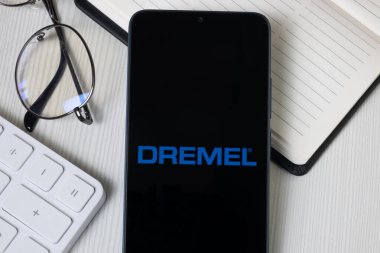 New York, ABD - 21 Haziran 2024: Dremel Logosu Telefon Ekranı, Şirket Simgesi.