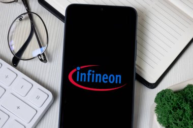 New York, ABD - 21 Haziran 2024: Telefon Ekranında Infineon Logosu, Şirket Simgesi.