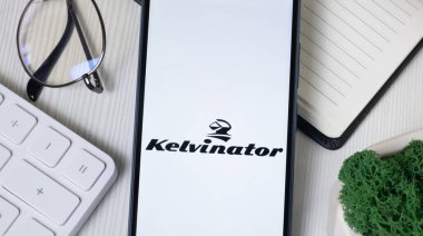 New York, ABD - 21 Haziran 2024: Kelvinator Logosu Telefon Ekranı, Şirket Simgesi.