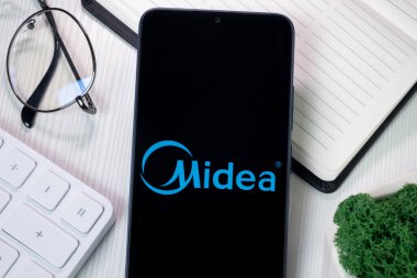 New York, ABD - 21 Haziran 2024: Telefon Ekranında Midea Logosu, Şirket Simgesi.