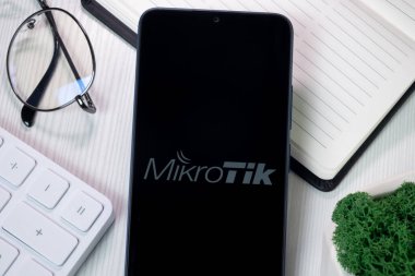 New York, ABD - 21 Haziran 2024: MikroTik Logosu Telefon Ekranı, Şirket Simgesi.