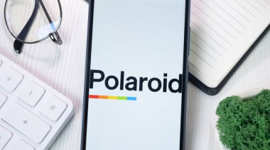 New York, ABD - 21 Haziran 2024: Telefon Ekranında Polaroid Logo, Şirket Simgesi.