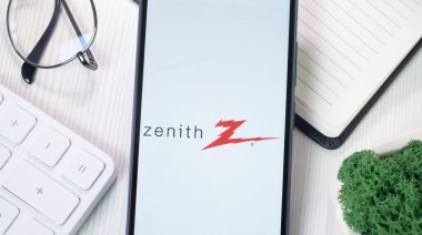 New York, ABD - 21 Haziran 2024: Telefon Ekranında Zenith Logosu, Şirket Simgesi.