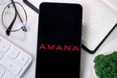 New York, ABD - 21 Haziran 2024: Amana Logosu Telefon Ekranı, Şirket Simgesi.