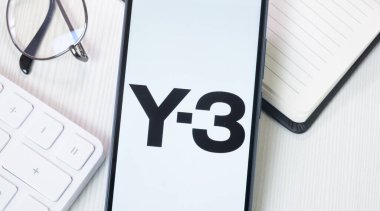New York, ABD - 21 Haziran 2024: Y-3 Logosu Telefon Ekranı, Şirket Simgesi.