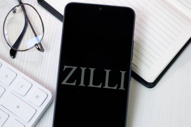 New York, ABD - 21 Haziran 2024: Zilli Logosu Telefon Ekranında, Şirket Simgesi.