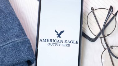 New York, ABD - 21 Haziran 2024: American Eagle Outfitters Logosu Telefon Ekranı, Şirket Simgesi.