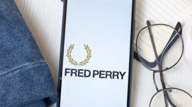 New York, ABD - 21 Haziran 2024: Fred Perry Logosu Telefon Ekranı, Şirket Simgesi.