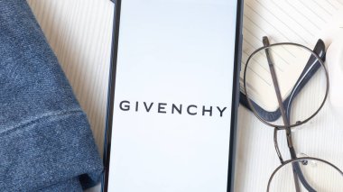 New York, ABD - 21 Haziran 2024: Givenchy Logosu Telefon Ekranında, Şirket Simgesi.