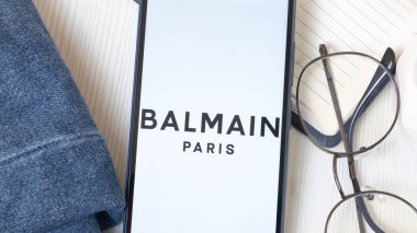 New York, ABD - 21 Haziran 2024: Telefon Ekranında Balmain Logosu, Şirket Simgesi.