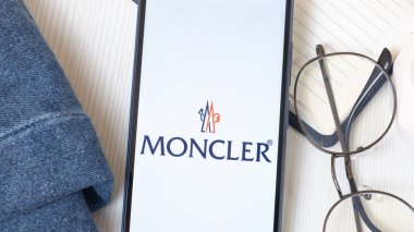 New York, ABD - 21 Haziran 2024: Moncler Logosu Telefon Ekranında, Şirket Simgesi.