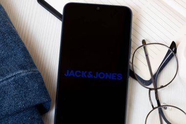 New York, ABD - 21 Haziran 2024: Jack Jones Logosu Telefon Ekranı, Şirket Simgesi.