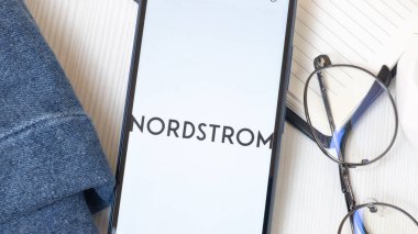 New York, ABD - 21 Haziran 2024: Nordstrom Logosu Telefon Ekranı, Şirket Simgesi.