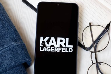 New York, ABD - 21 Haziran 2024: Karl Lagerfeld Logosu Telefon Ekranı, Şirket Simgesi.
