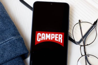 New York, ABD - 21 Haziran 2024: Telefon Ekranında Kamp Logosu, Şirket Simgesi.