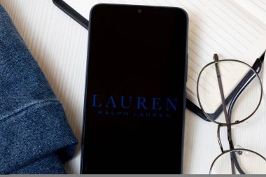 New York, ABD - 21 Haziran 2024: Ralph Lauren Logosu Telefon Ekranı, Şirket Simgesi.