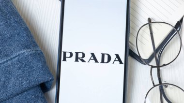 New York, ABD - 21 Haziran 2024: Telefon Ekranında Prada Logosu, Şirket Simgesi.