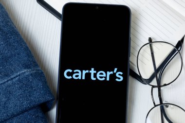 New York, ABD - 21 Haziran 2024: Carters Logosu Telefon Ekranında, Şirket Simgesi.