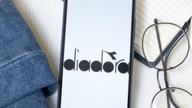 New York, ABD - 21 Haziran 2024: Diadora Logosu Telefon Ekranında, Şirket Simgesi.