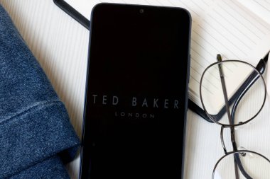 New York, ABD - 21 Haziran 2024: Ted Baker Logosu Telefon Ekranı, Şirket Simgesi.