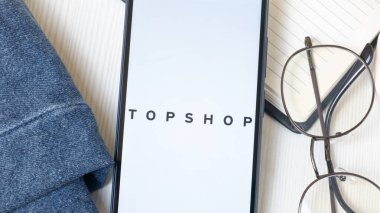 New York, ABD - 21 Haziran 2024: Telefon Ekranında Topshop Logosu, Şirket Simgesi.