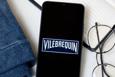 New York, ABD - 21 Haziran 2024: Vilebrequin Logosu Telefon Ekranı, Şirket Simgesi.
