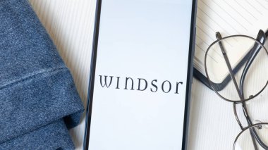 New York, ABD - 21 Haziran 2024: Windsor Logosu Telefon Ekranı, Şirket Simgesi.