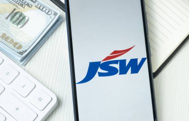 New York, ABD - 21 Haziran 2024: Telefon Ekranında JSW Logosu, Şirket Simgesi.