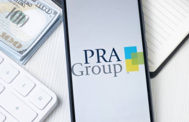 New York, ABD - 21 Haziran 2024: PRA Grup Logosu Telefon Ekranı, Şirket Simgesi.