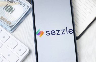 New York, ABD - 21 Haziran 2024: Sezzle Logosu Telefon Ekranı, Şirket Simgesi.