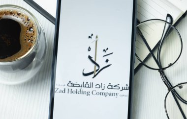 New York, ABD - 21 Haziran 2024: Zad Holding Logosu Telefon Ekranı, Şirket Simgesi.