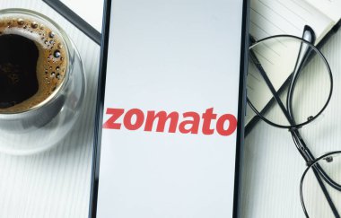 New York, ABD - 21 Haziran 2024: Zomato Logosu Telefon Ekranı, Şirket Simgesi.