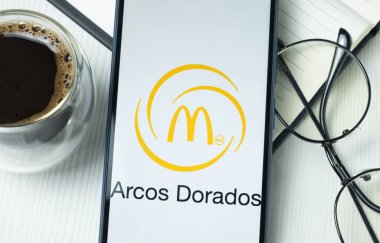 New York, ABD - 21 Haziran 2024: Arcos Dorados Logosu Telefon Ekranı, Şirket Simgesi,