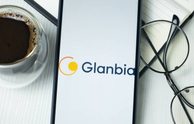 New York, ABD - 21 Haziran 2024: Telefon Ekranında Glanbia Logosu, Şirket Simgesi.