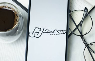 New York, ABD - 21 Haziran 2024: JJ Snack Gıda Logosu Telefon Ekranı, Şirket Simgesi.